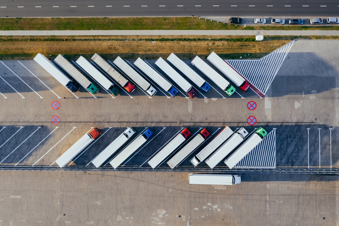 高速公路上的商用货车，象征货车商业保险